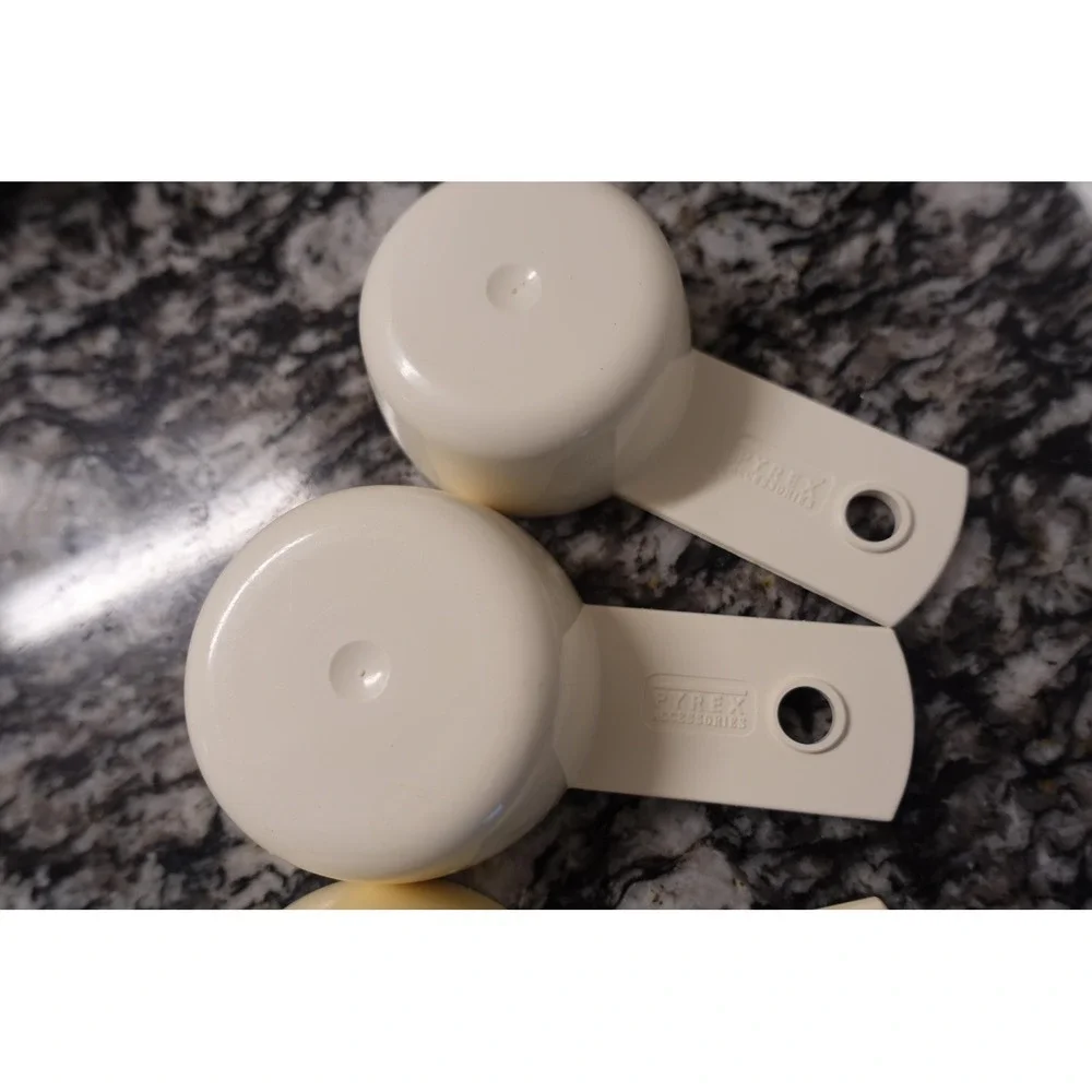 Vintage Pyrex Accessory measuring cups set of 4 off white‎ color baking utensils